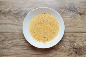 Pour the milk into a bowl with the egg mixture and mix.