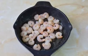 Fry shrimp for 3-5 minutes with olive oil. Add a little salt. Then cool the shrimp.