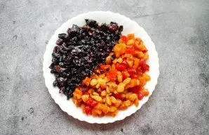 Put the dried fruit in a sieve and let the syrup drain completely.