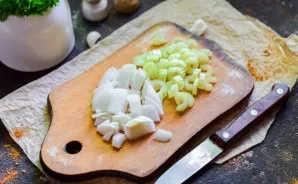 Rinse and dry the celery, cut into small strips. Peel and wash the onion, cut into cubes.