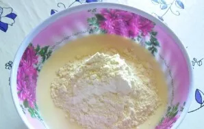 Mix flour with a small pinch of soda and citric acid (on the tip of a knife), then add to liquid ingredients. Stir.