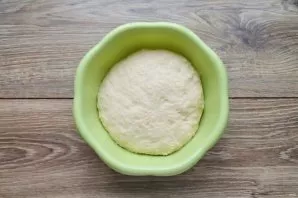Put the dough in a bowl greased with oil and cover with a clean cloth. Put in a warm place for 45-60 minutes to rise.