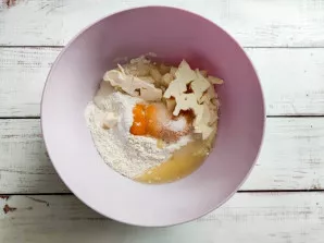 In a deep bowl, mix the flour, eggs, sugar, baking powder, butter and knead the dough.