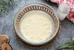 Pour kefir into a bowl and beat again.