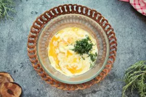 In a bowl, mix sour cream, egg and finely chopped dill, add salt and pepper.