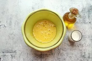 Add milk to the eggs and mix until smooth. Then pour in the vegetable oil and mix again.