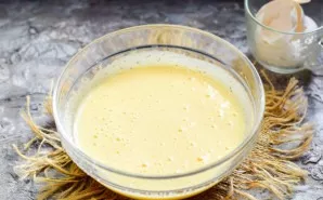 Beat eggs and sugar with a mixer at medium speed for two minutes.