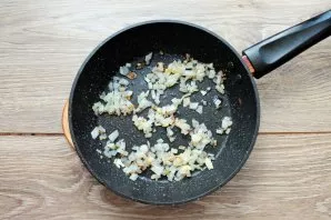 Finely chop the onion and fry in a pan with vegetable oil over medium heat for 7-9 minutes until tender.
