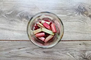 Wash the rhubarb, peel and cut into pieces. Lay out the rhubarb on top of the berries.