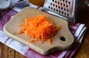 Grate the carrot on a coarse grater.