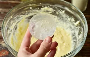 Feed well. Add soda, which is extinguished with vinegar.