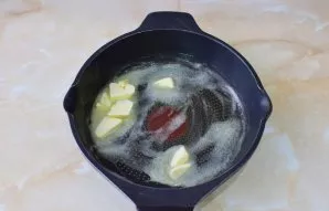 Melt the butter in a preheated pan.