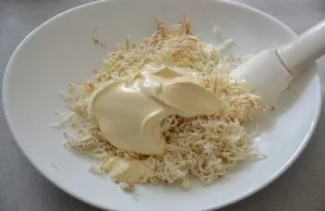 Add mayonnaise to the cheese.