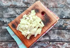 Peel the onion and chop finely.