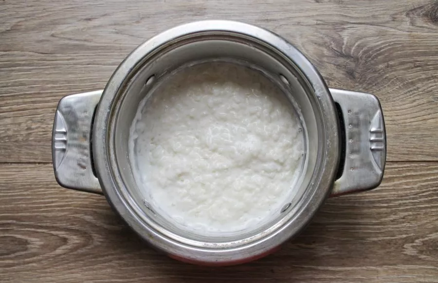 Pour milk into the rice pot, reduce the heat and simmer covered for 15-20 minutes.