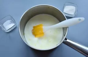 Stir the rice grains to absorb the melted butter and, stirring, fry for 2-3 minutes over medium heat. Pour in the milk.