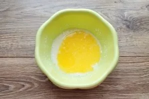 Melt the butter and pour it into kefir with sugar.