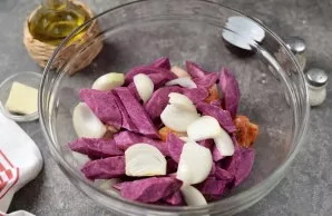 Cut the sweet potato and onions into large pieces, add them to the chicken, add salt and pepper to taste.