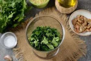 Separate the parsley leaves from the stems, put them together with the celery in a blender bowl.
