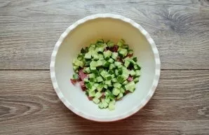 Wash the fresh cucumber, clean it and cut it into cubes like a sausage. Place in a bowl.
