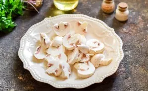 Wash and dry the mushrooms, then cut into slices.