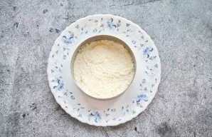 Peel the eggs and divide them into proteins and yolks. Grate the proteins on a fine grater and mix with a small amount of mayonnaise. Spr...