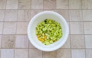 Wash the cucumber, peel it, cut into small cubes and put it in a bowl with corn.