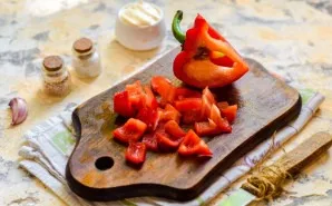 Remove the seeds from the sweet paprika and cut into strips.