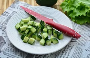 Cut the cucumbers into medium cubes.