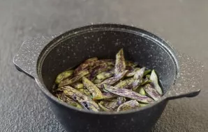 Dry the walnuts in a dry frying pan, then chop coarsely.