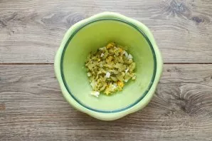 Cut the pickled cucumber into thin strips and add to the eggs.