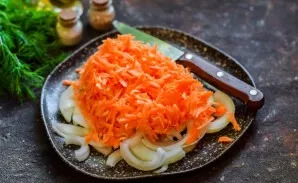 Peel and wash the carrots, grate on a medium grater.