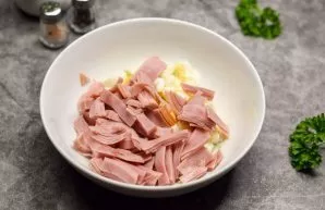 Cut the ham into small pieces and add to the salad.