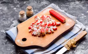 Thaw the crab sticks in advance, then cut into small cubes.