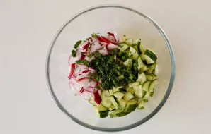 Cut radish and cucumber into quarters, finely chop the greens with a knife.