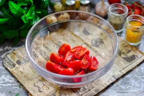 Wash the tomatoes, cut into slices and put in a salad bowl.