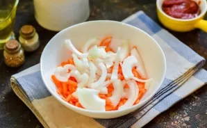 Peel the onions and cut into half rings.