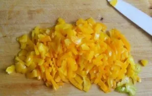 Clean the peppers and cut into thin short strips.