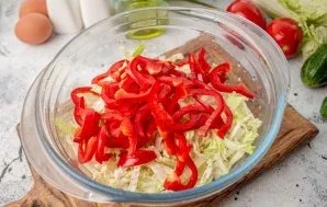 Remove the seeds of peppers, cut the pulp into thin strips. Add to cabbage.