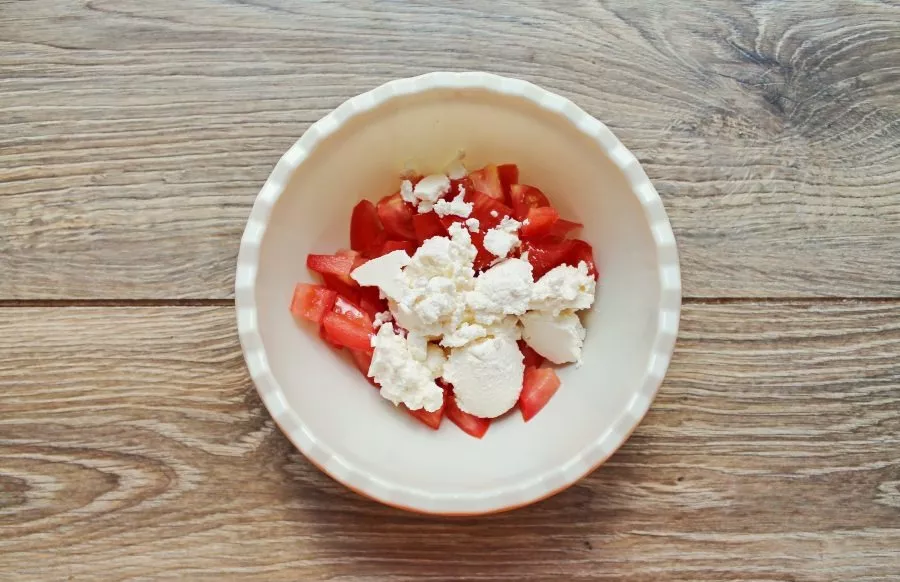 Add the ricotta to the tomatoes.