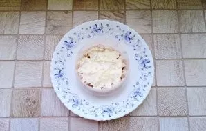 Grease with mayonnaise and add chopped garlic.