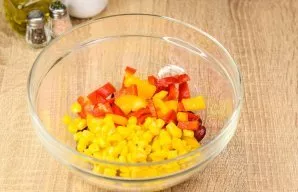 Then add canned corn to the salad. Peel the sweet pepper and cut it into strips. Add bell peppers to the salad.