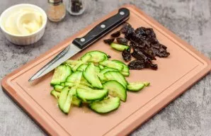 Wash and dry fresh cucumber. Cut the cucumber into strips. We use pitted plums, we cut the plums into small pieces.