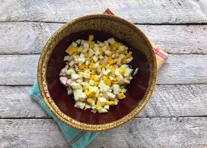 Peel the eggs and chop them finely.