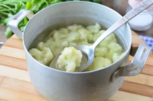 Put the cabbage in boiling salted water and boil for 4-5 minutes. Then drain the water, cool the cabbage.
