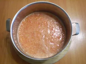 Put the tomato puree on the fire and cook for 10 minutes