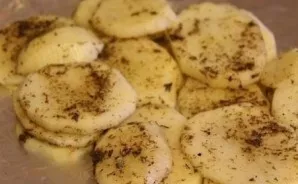 Apply a small amount of vegetable oil to a sheet of foil and lay out half of the potatoes on it.