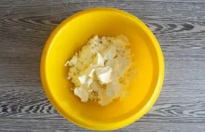 In a separate bowl, mix the soft butter and cottage cheese. Rub well with a fork.