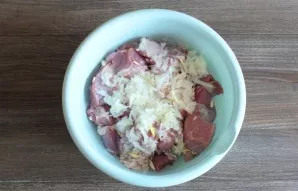 Grate the onion on a coarse grater and put in a meat bowl. Stir.