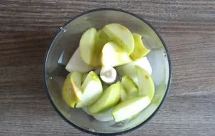 Peel the onion. Remove the seeds from the apples, cut them into slices. Transfer everything to a food processor.